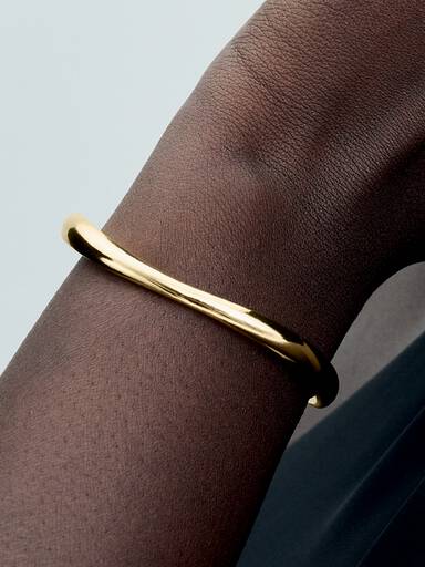 Pulseira aberta com design orgânico