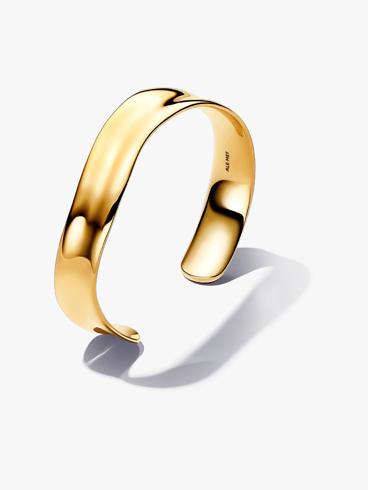 Pulseira aberta larga com design orgânico