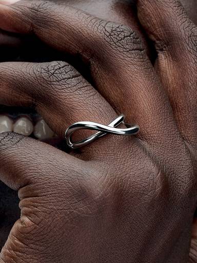 Anel infinito com linhas orgânicas