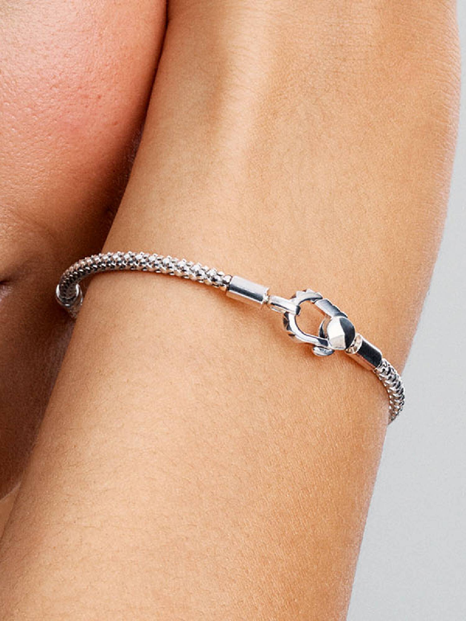 Pulseira de Corrente e Fecho com Tachas