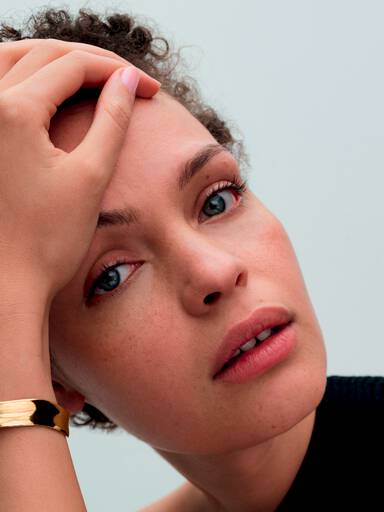 Pulseira aberta larga com design orgânico