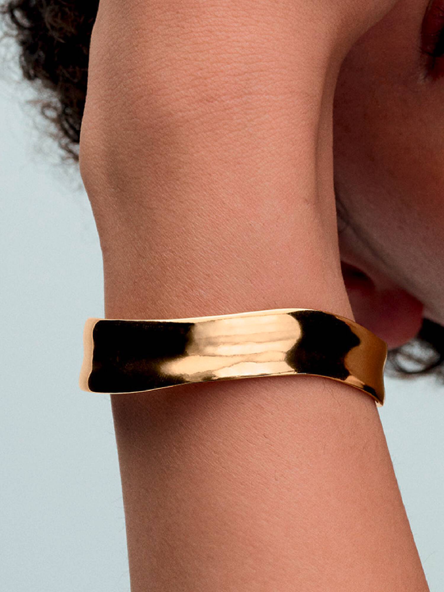 Pulseira aberta larga com design orgânico