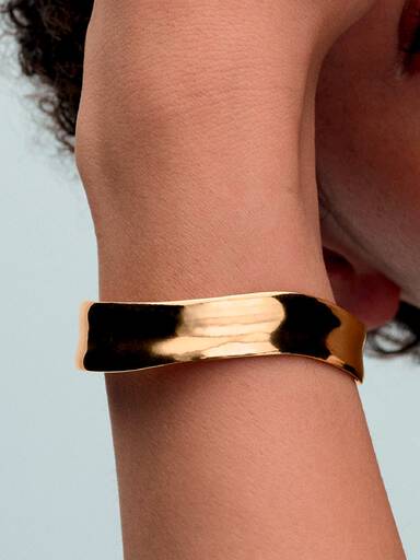 Pulseira aberta larga com design orgânico