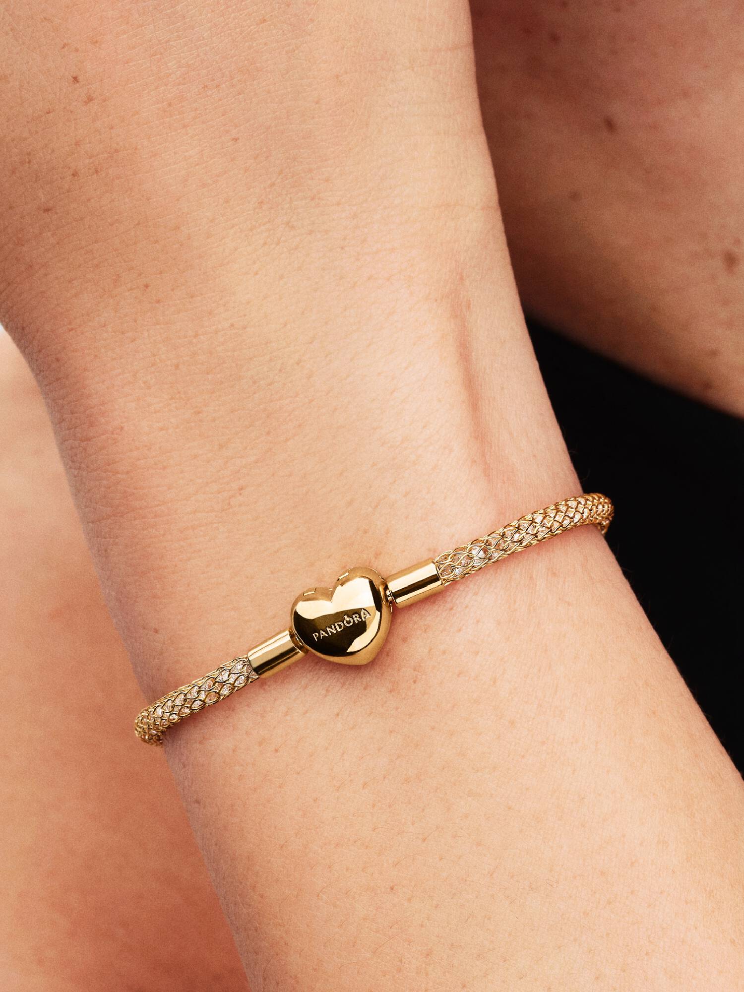 Pulseira de Malha Brilhante com Fecho Coração