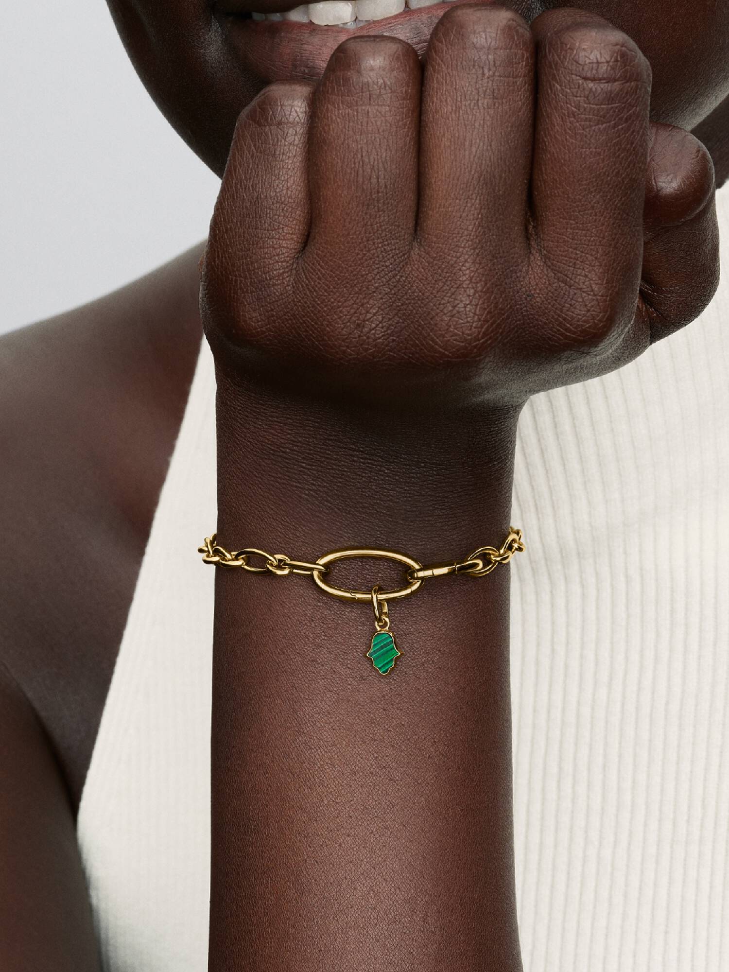 Mini-conta Pendente Mão Hamsa Verde