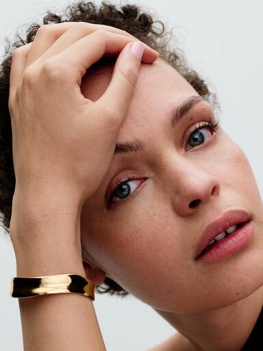 Pulseira aberta larga com design orgânico