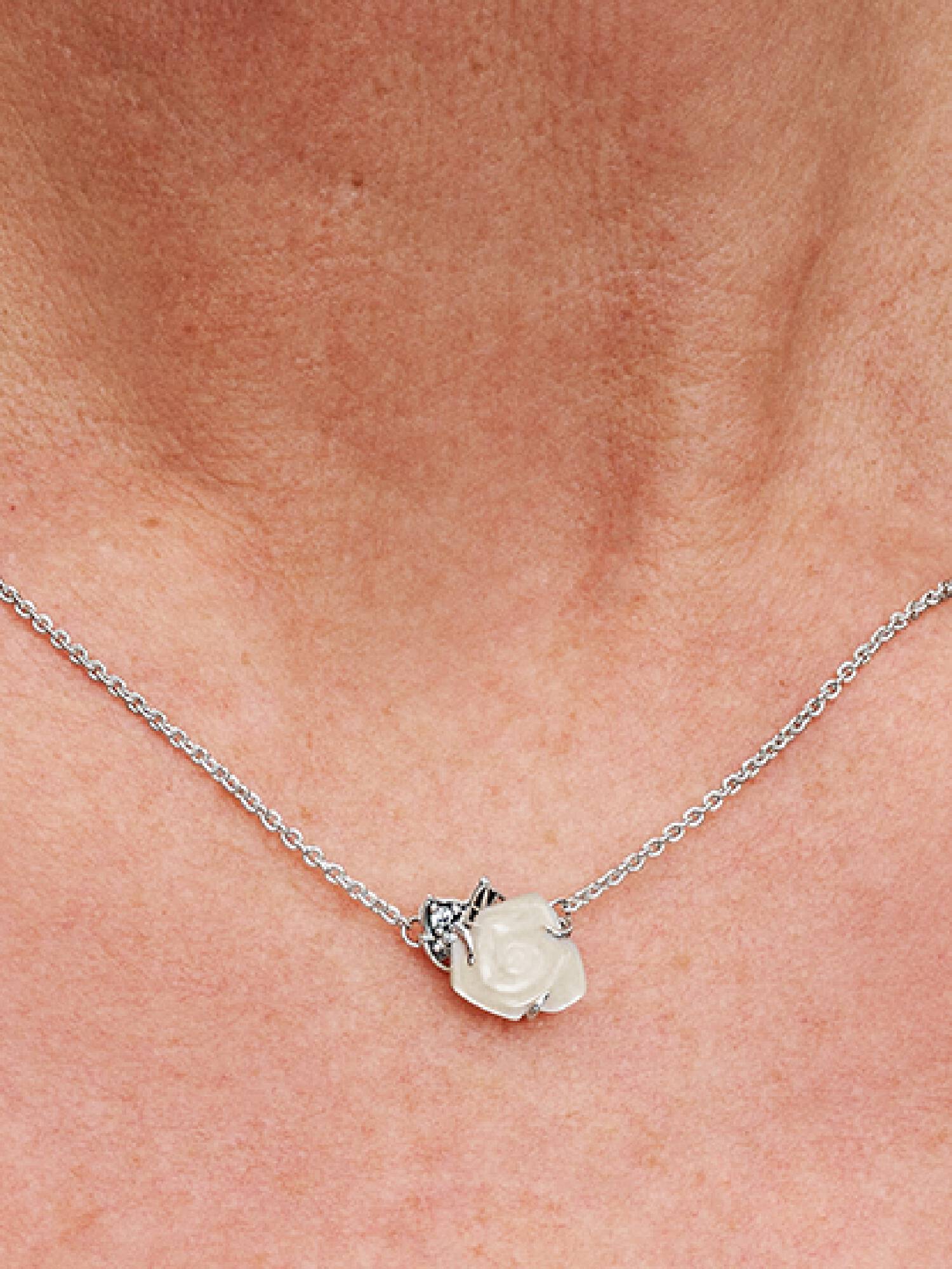 Colar Rosa Branca em Flor