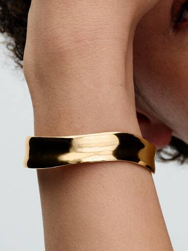 Pulseira aberta larga com design orgânico