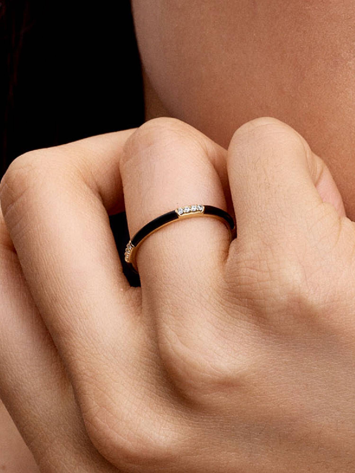Anel com Esmalte Preto e Pedras