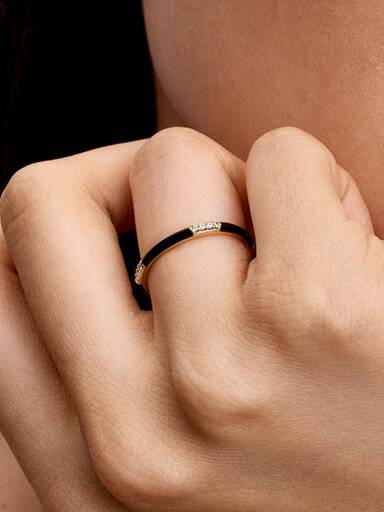 Anel com Esmalte Preto e Pedras
